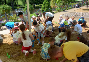 Dzieci szukają kości dinozaurów